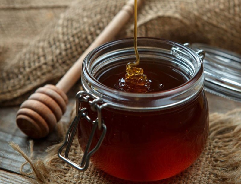 užitečné vlastnosti a kontraindikace zčernalého medu