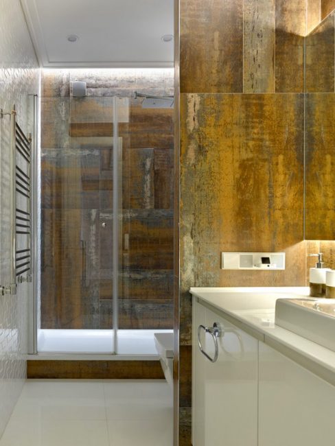 Elegantná kombinácia skla a dreva v interiéri kúpeľne
