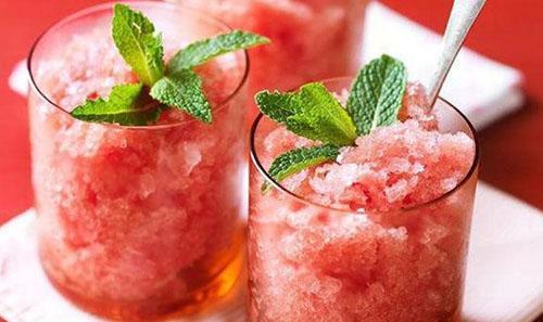Wassermelone in kleinen Portionen trinken