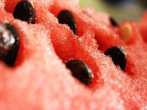Die minimale Menge an Nitraten ist im Kern einer Wassermelone enthalten