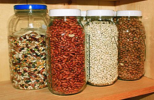 Dobře sušené fazole jsou umístěny v uzavřených nádobách