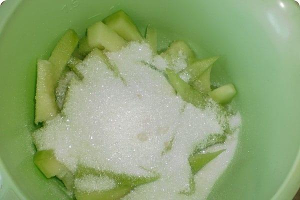 melounové slupky zasypeme cukrem