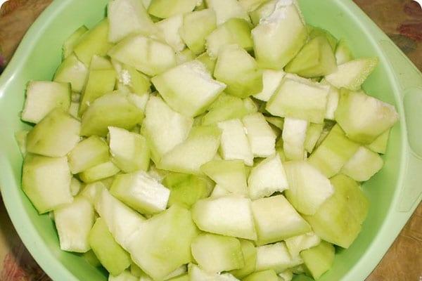 Melone schälen und hacken