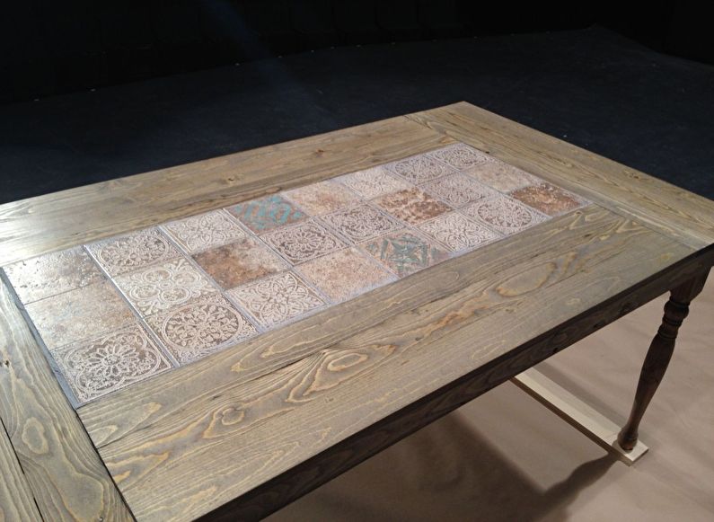 אריחי קרמיקה - עיצוב שולחן ישן DIY