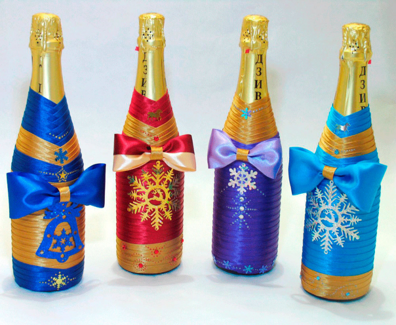 A decupagem de garrafas tem sido popular ultimamente, especialmente no Ano Novo.