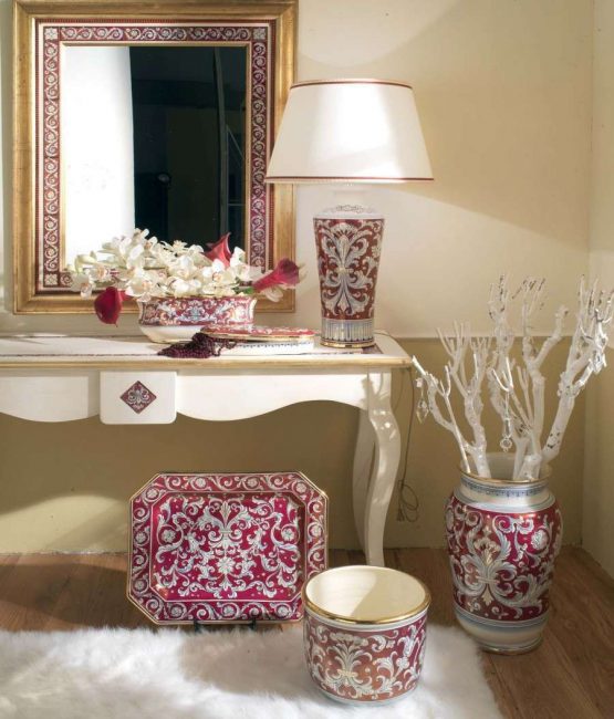 Elegancki wazon podłogowy doda bogactwa sypialni.