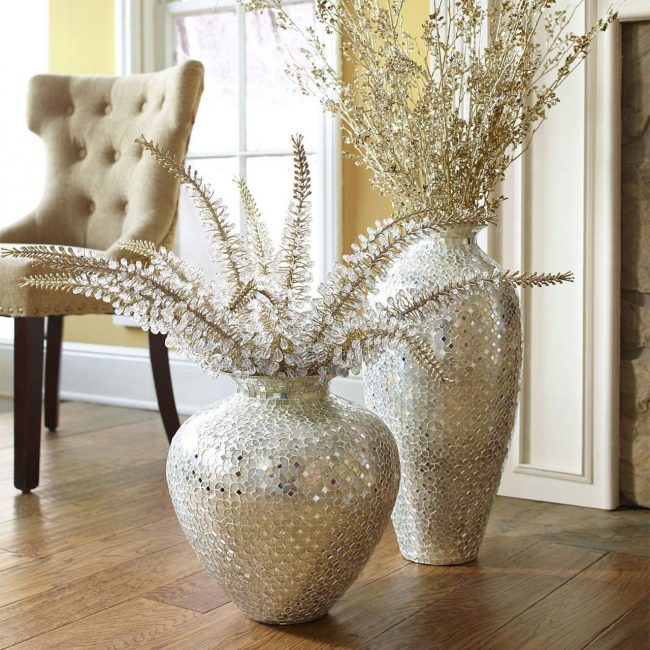 Os vasos podem ser decorados com quaisquer flores