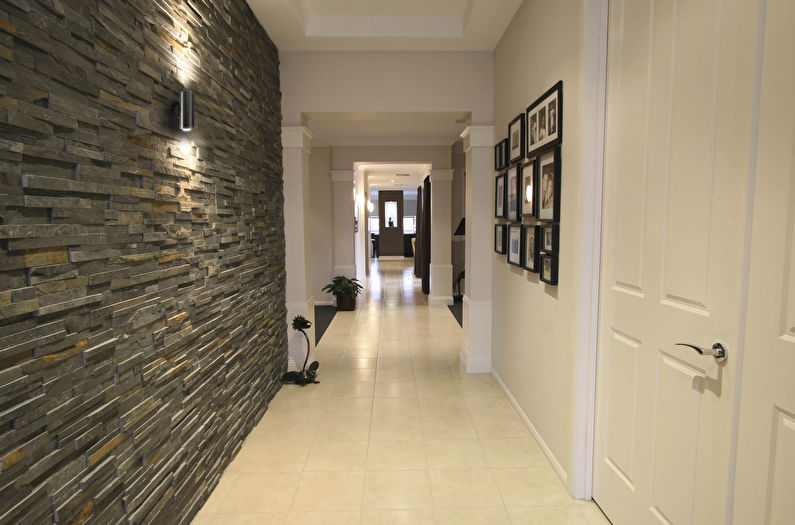 Kamień dekoracyjny we wnętrzu korytarza i korytarza - zdjęcie