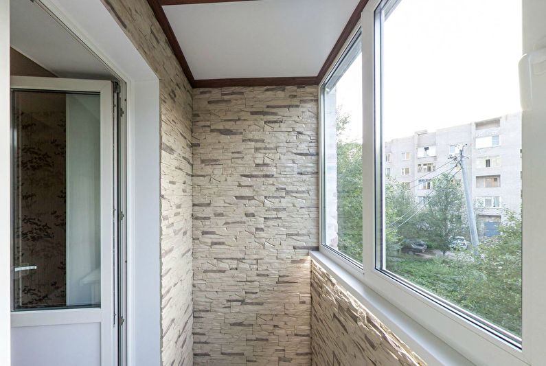 Kamień dekoracyjny we wnętrzu balkonu i loggii - zdjęcie