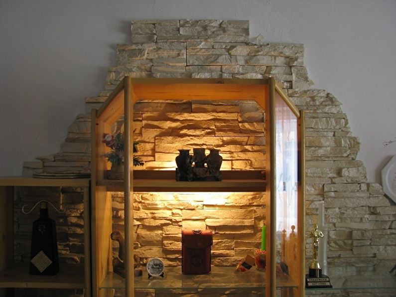 Διακοσμητική πέτρα στο εσωτερικό του διαμερίσματος - φωτογραφία