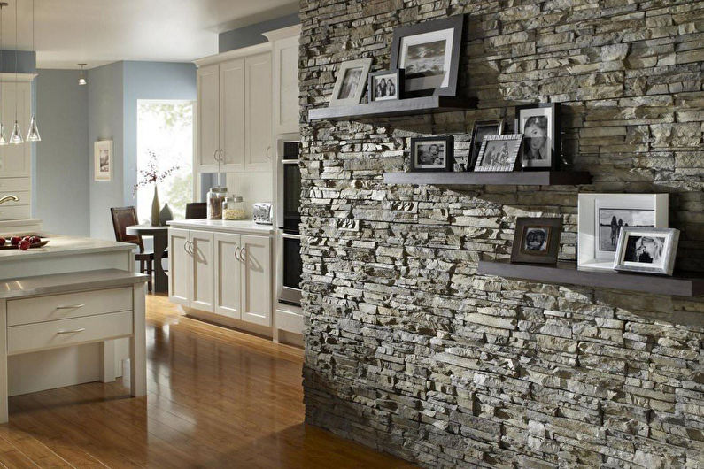 Kamienna ściana we wnętrzu kuchni - zdjęcie