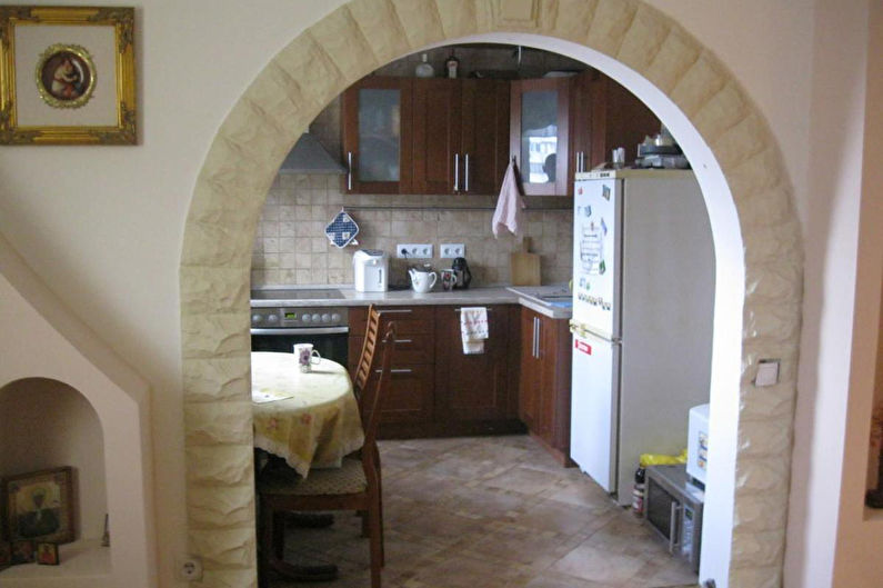 Łuki i drzwi wykonane z kamienia w kuchni - zdjęcie