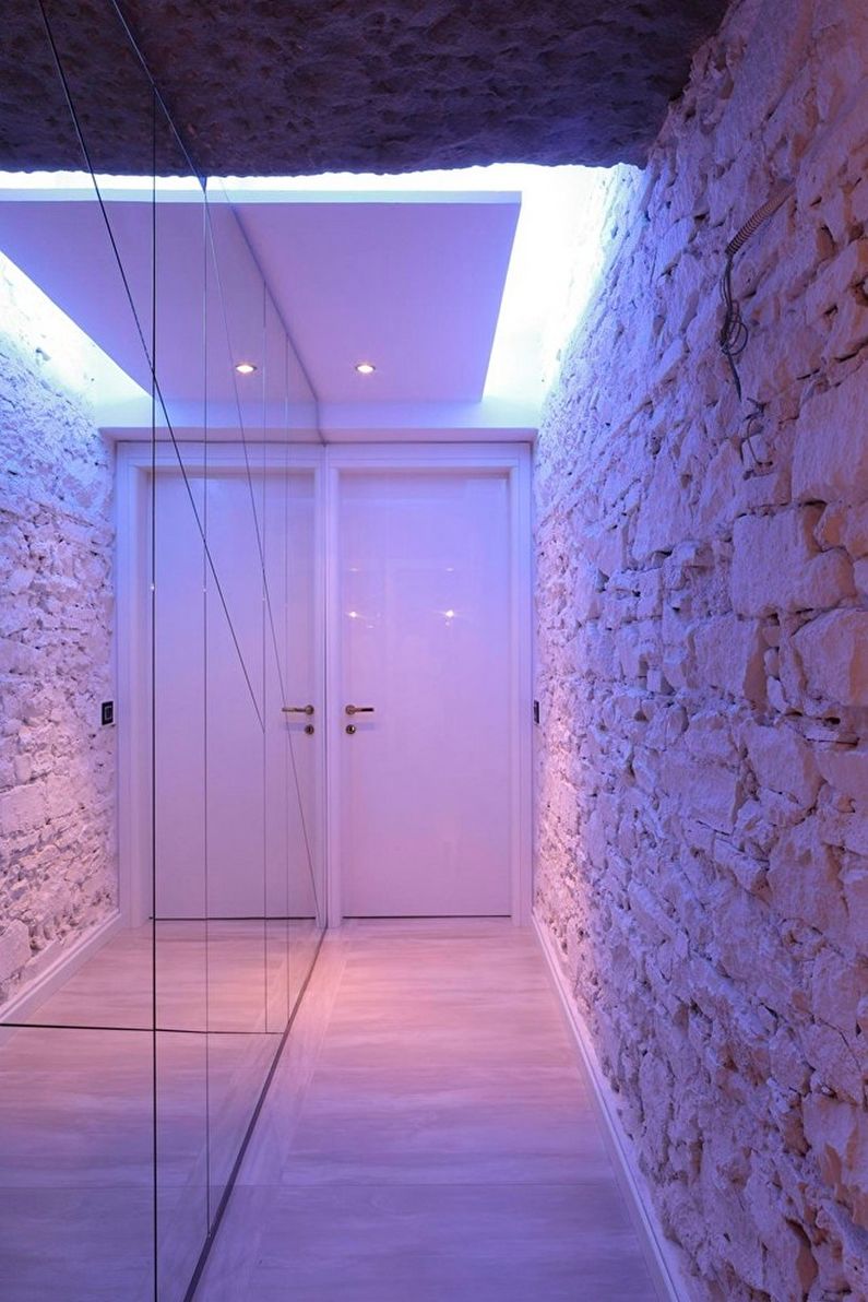 Dekoratívny kameň v interiéri chodby - foto