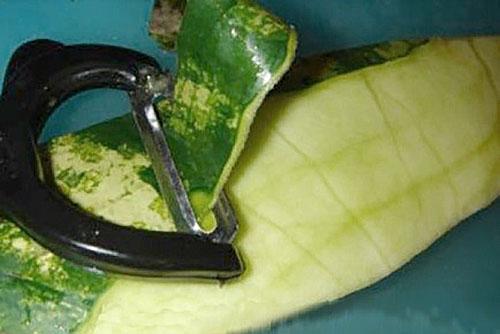 odstraňte tvrdou část melounové kůry