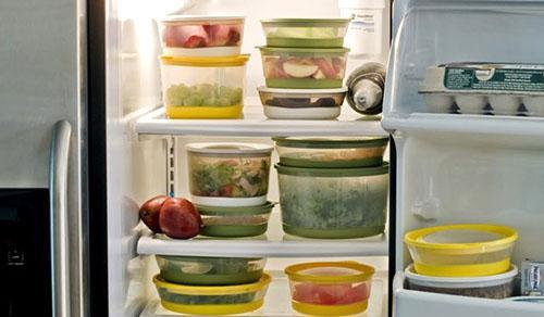 Uchovávejte různé potraviny v mrazničce v uzavřeném obalu.