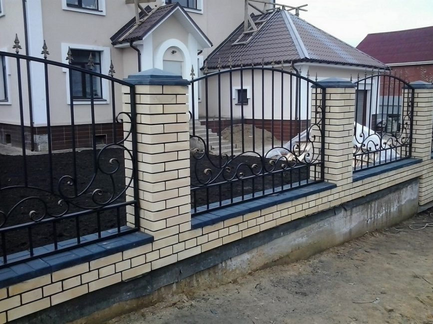 Οι φράχτες από σφυρήλατο σίδερο δεν είναι δημοφιλείς στους συντηρητικούς ιδιοκτήτες σπιτιού