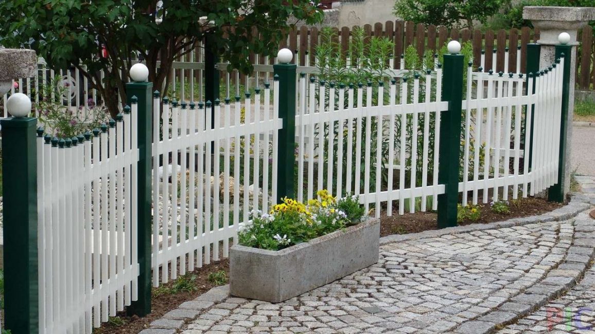 Χαριτωμένος λευκός και πράσινος φράχτης