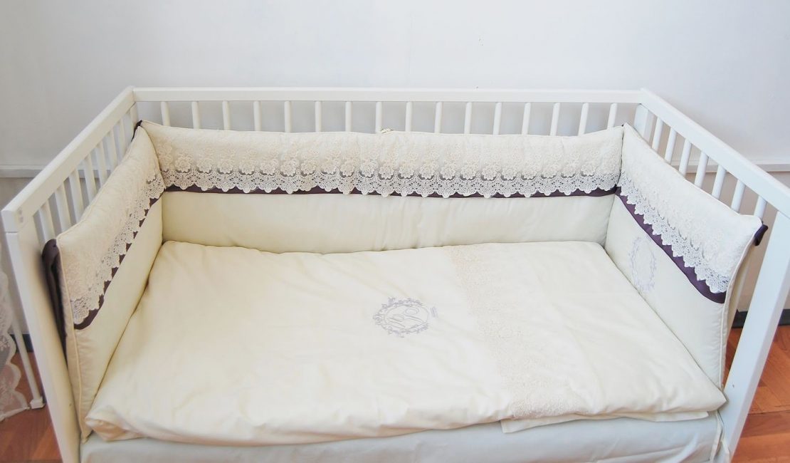 Błyszczące satynowe łóżko do łóżeczka dziecięcego