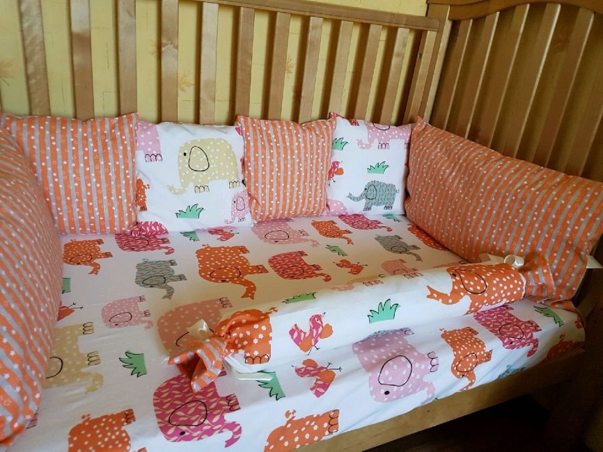 Pomarańczowe kolory w łóżeczku dziecka