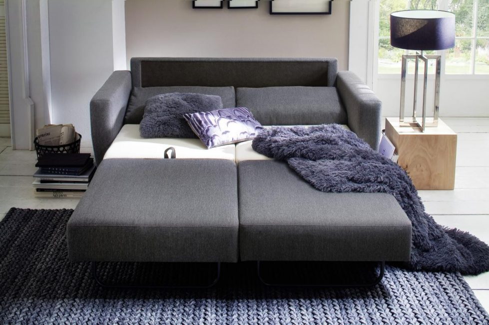 Ο καναπές -κρεβάτι αποτελείται από 2 μέρη - για άνδρα και γυναίκα