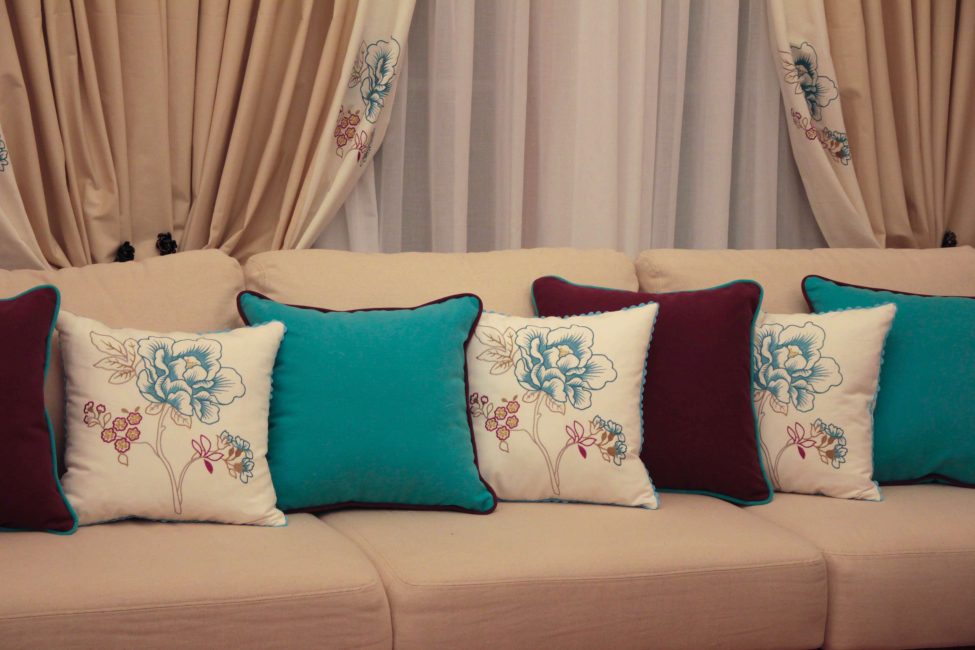 Sofa i beroligende farger med putefortynning