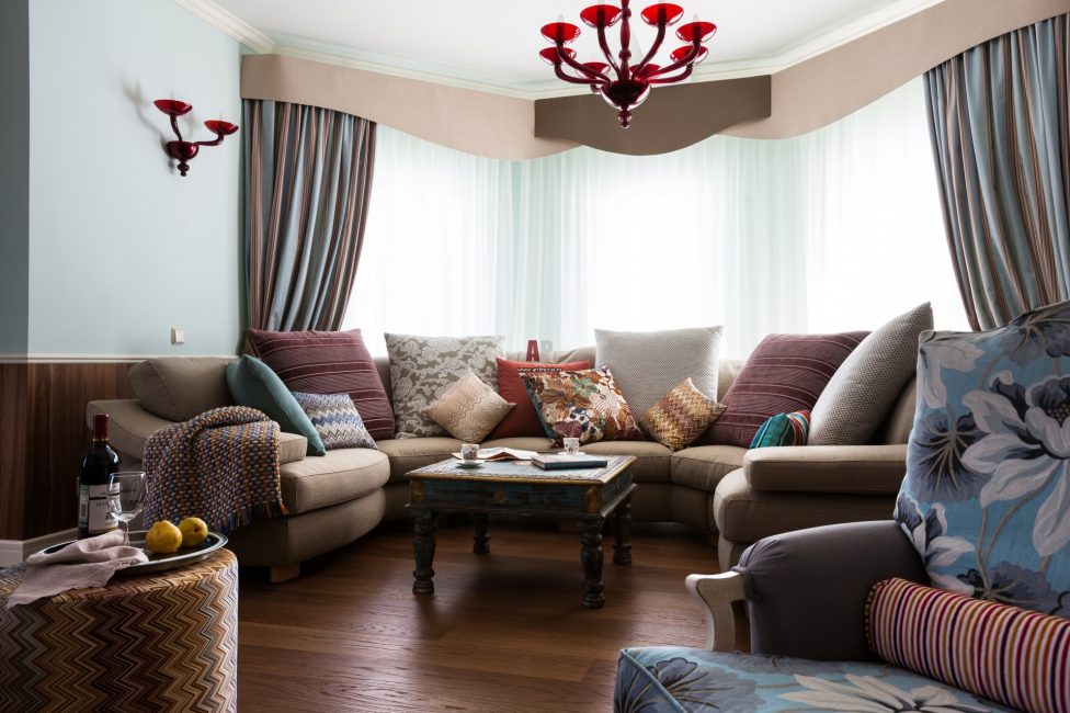 Sofa i samme stil som interiøret i stuen