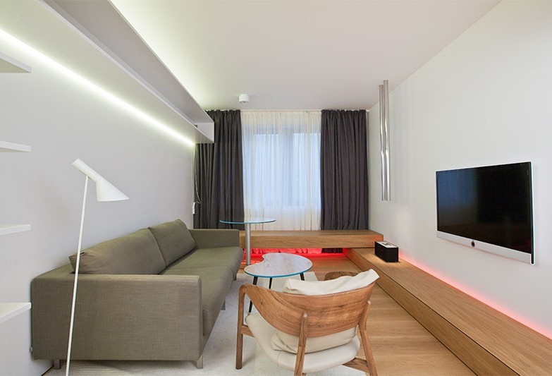 Diseño de sala de estar 18 metros cuadrados. al estilo del minimalismo