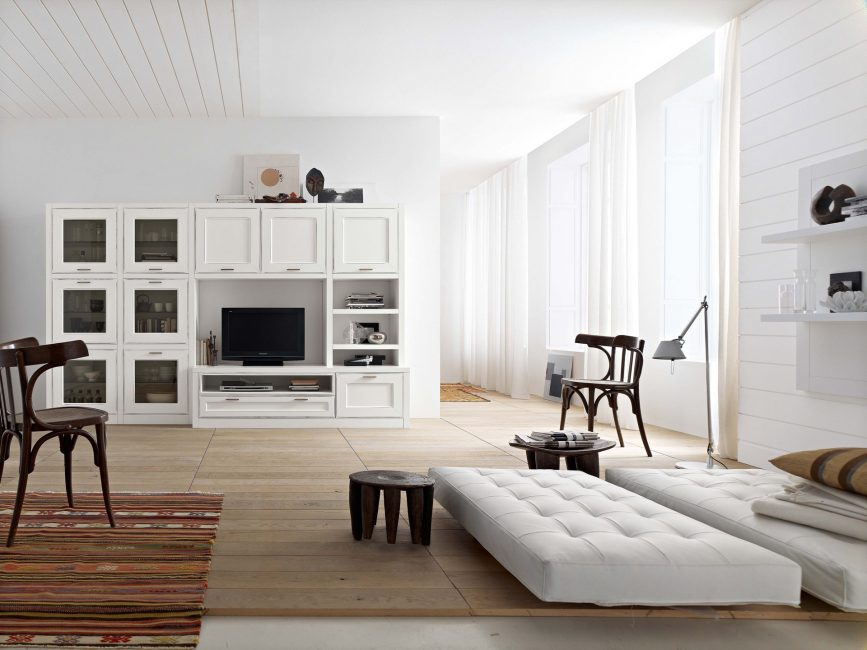 Muebles blancos: llenarán de luz la sala de estar.