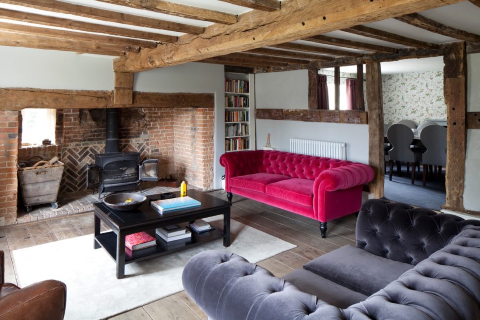 O interior da sala de estar de uma casa de campo é melhor feito com materiais naturais ou imitações de alta qualidade.
