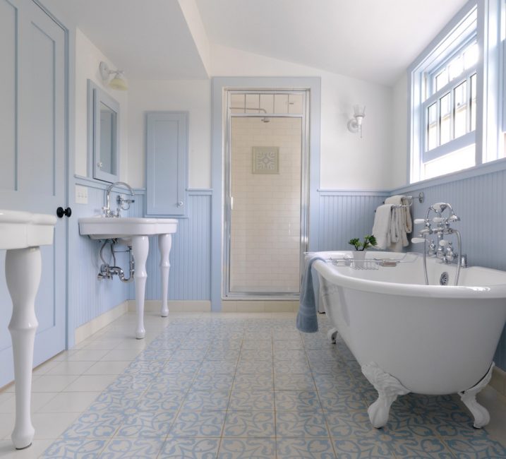 גוונים כחולים רכים הופכים את חדר האמבטיה לעדין מאוד