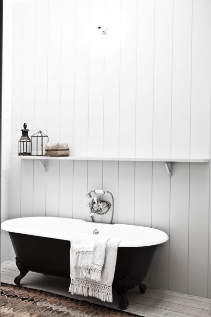 חדר אמבטיה שחור בצבע לבן