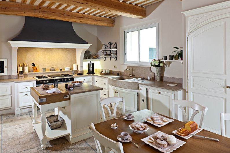 Hvitt kjøkken i Provence -stil