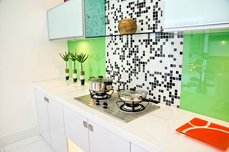 Kuchynský dizajn 4 m2 - Dekorácia na stenu