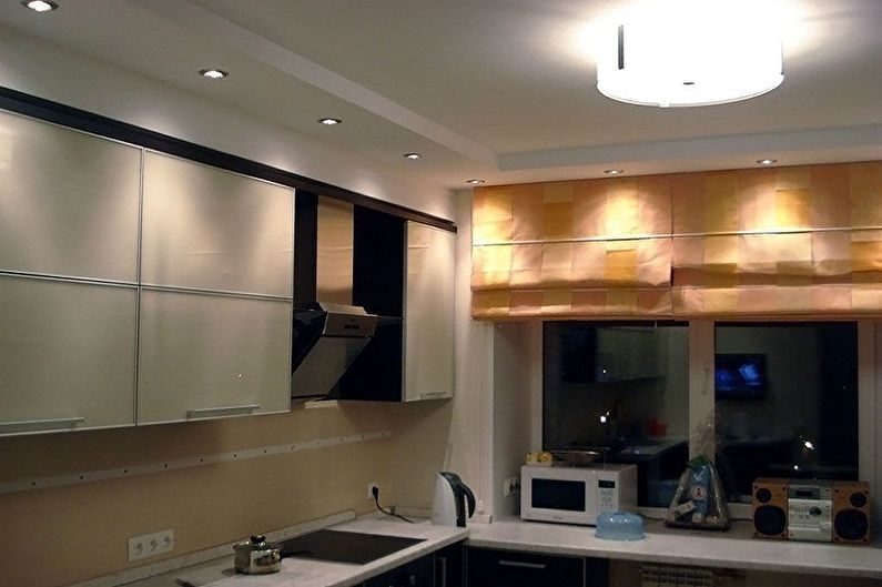Kuchynský dizajn 4 m2 - Stropná dekorácia