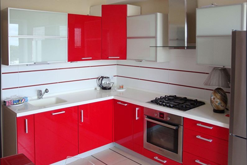 Bucătărie roșie 6 mp - Design interior