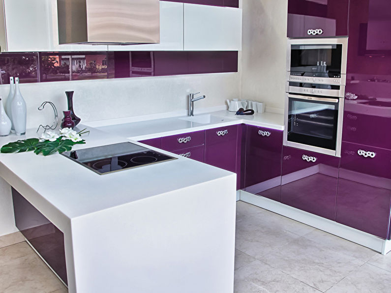 Biela s fialovou - dizajn kuchyne 9 m²