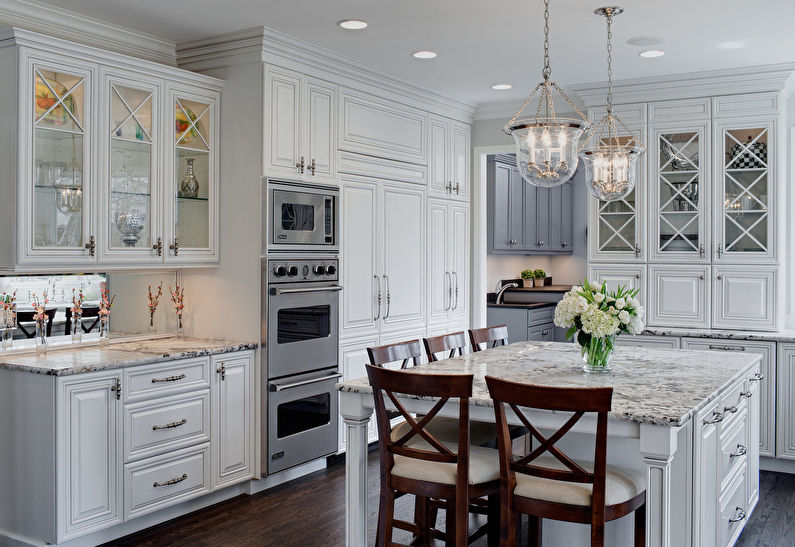 Hvitt kjøkken i klassisk stil - interiørdesign