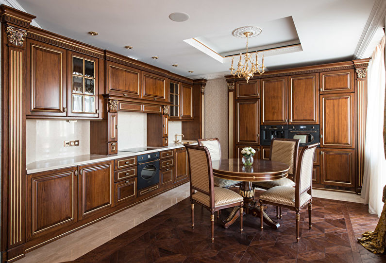 Klassisk brunt kjøkken - interiørdesign