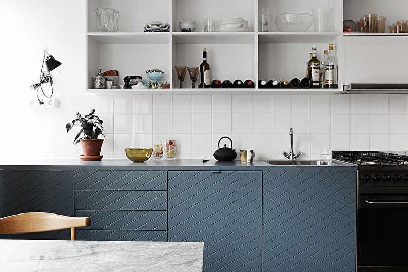 Cocina escandinava azul y blanca - diseño de interiores