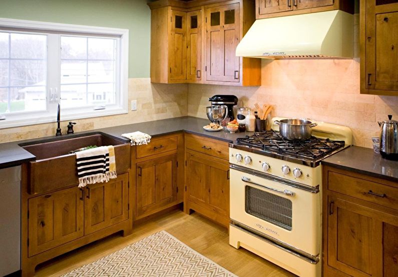 Bucătărie maro în stil rustic - design interior