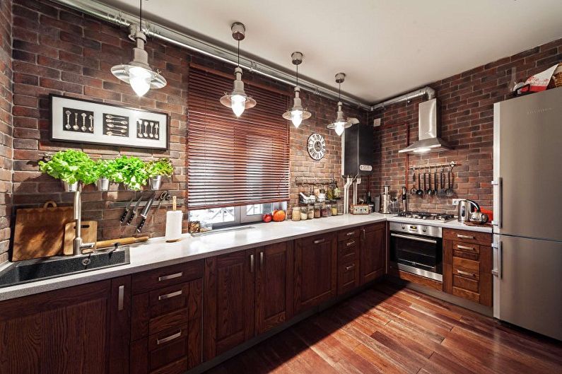 Hnedá kuchyňa v štýle podkrovia - interiérový dizajn