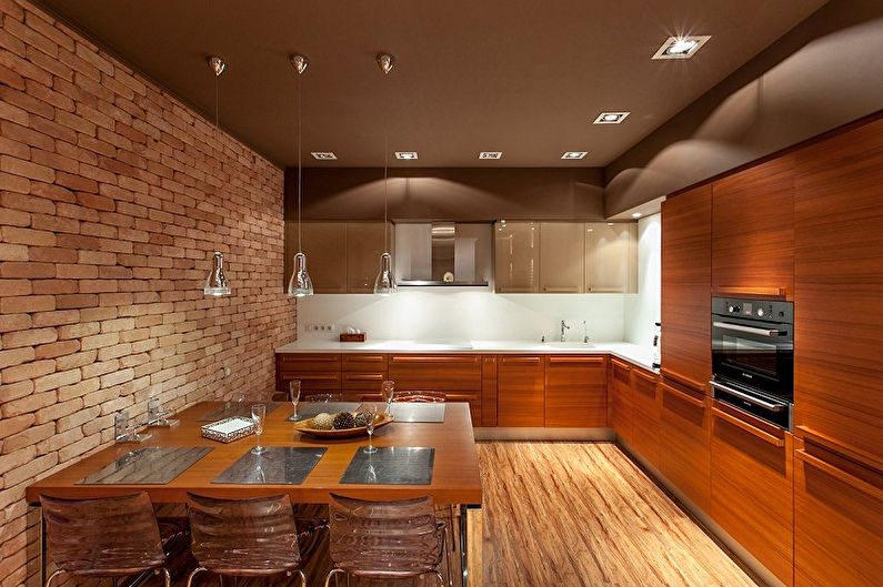 Hnedá kuchyňa v štýle podkrovia - interiérový dizajn