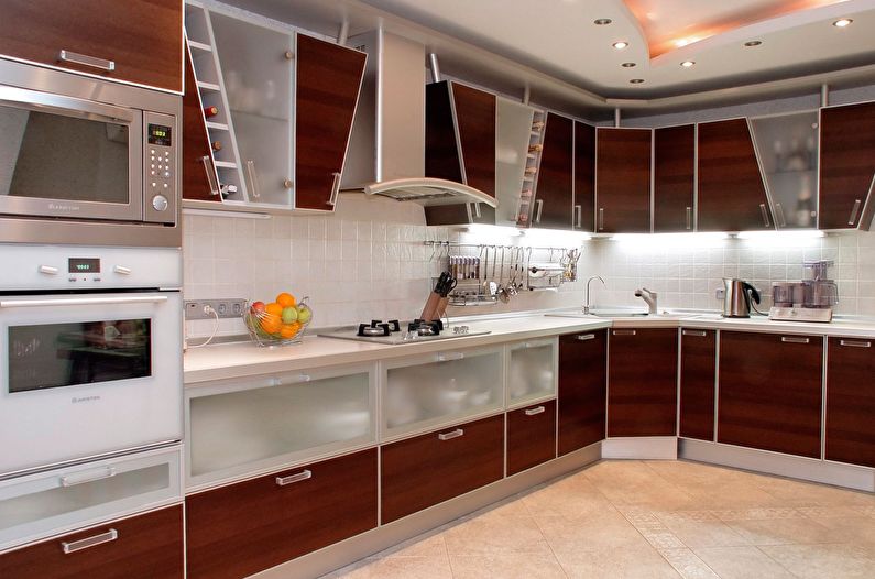 Moderná hnedá kuchyňa - interiérový dizajn