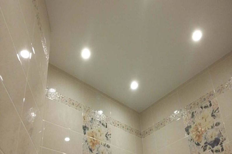 Dizajn malého WC - stropná povrchová úprava