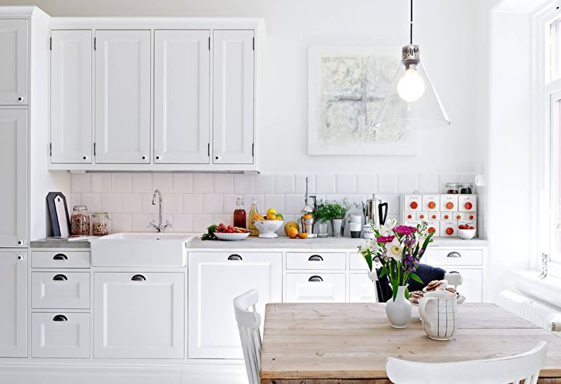 Pequena cozinha em branco - design de interiores