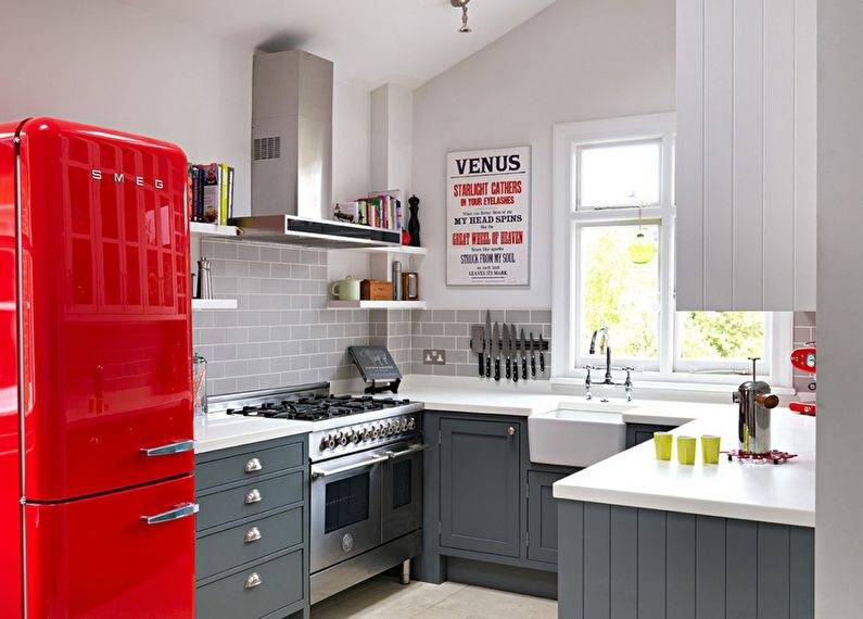 Pequeña cocina en tonos de gris - diseño de interiores
