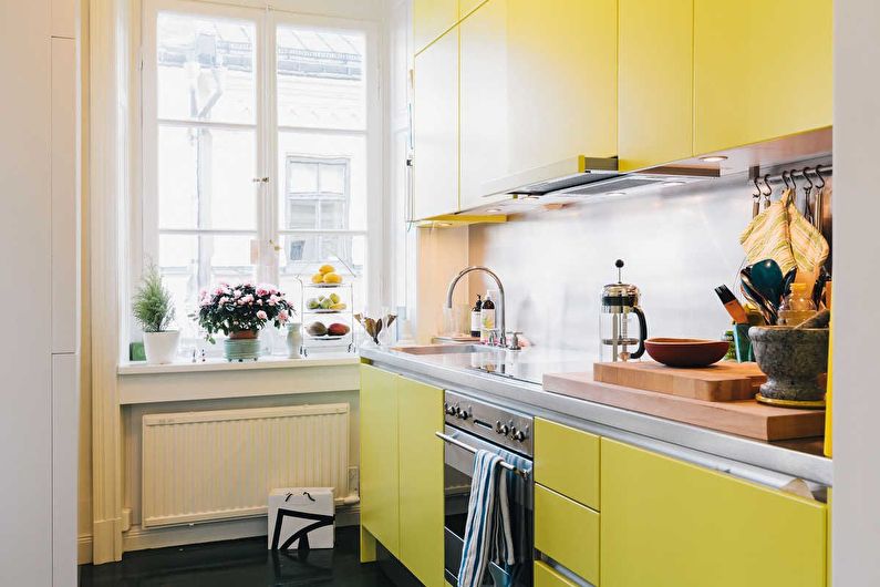 Lite kjøkken i gule toner - interiørdesign