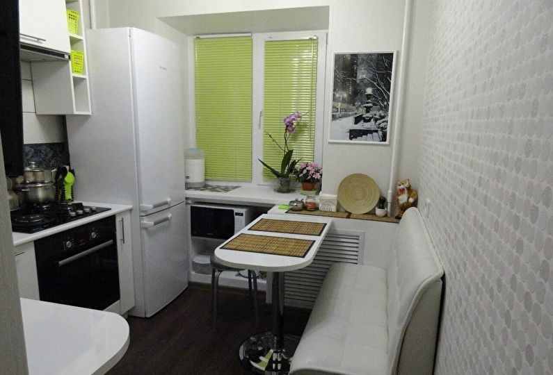 Pequena cozinha quadrada - design de interiores
