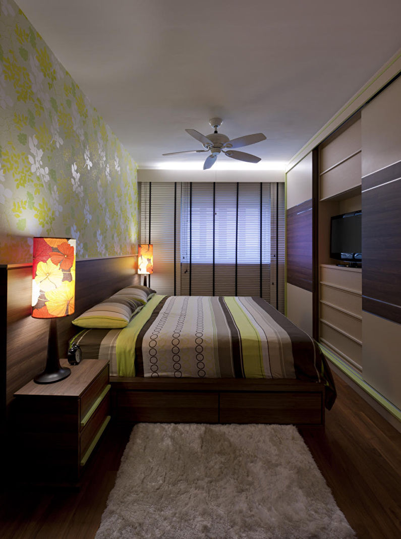 Disposición de los muebles en un pequeño dormitorio estrecho (rectangular) - foto