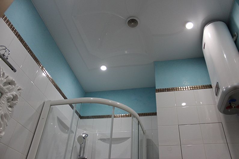 Oblikovanje majhne kopalnice - stropna obdelava